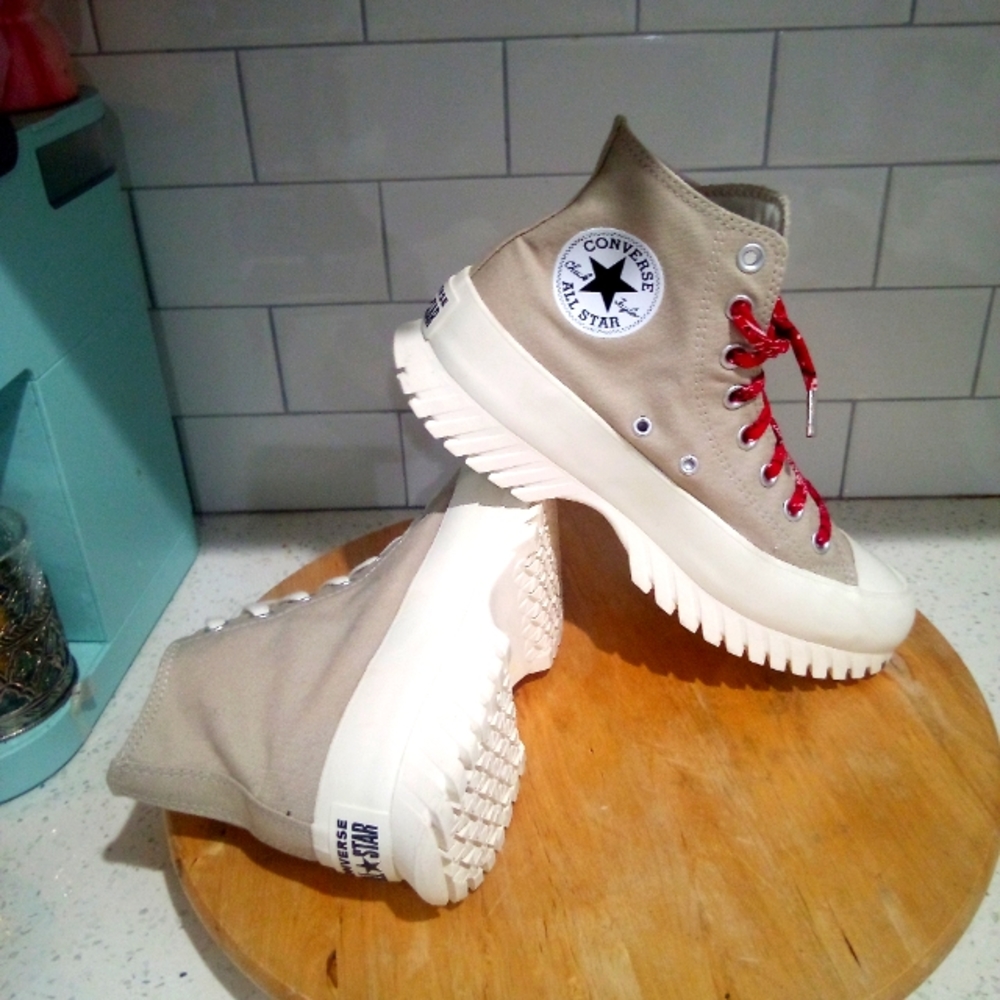 CONVERSE CHUCK TAYLOR ALL STAR LUGGED Size 9